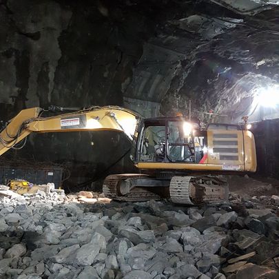 Masseutgraving i tunel, med gravemaskin